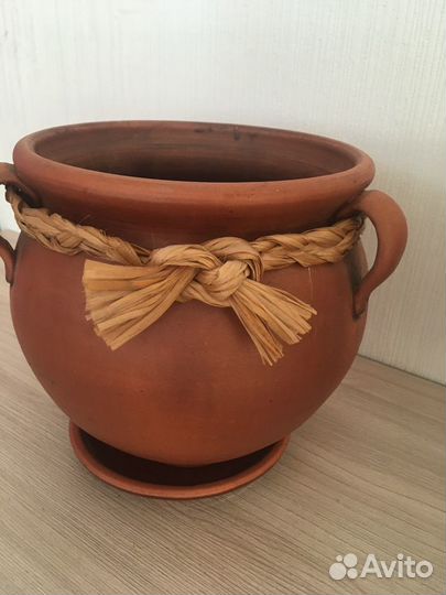 Большой глиняный горшок цветочный