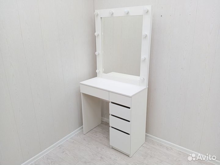 Туалетный столик с зеркалом