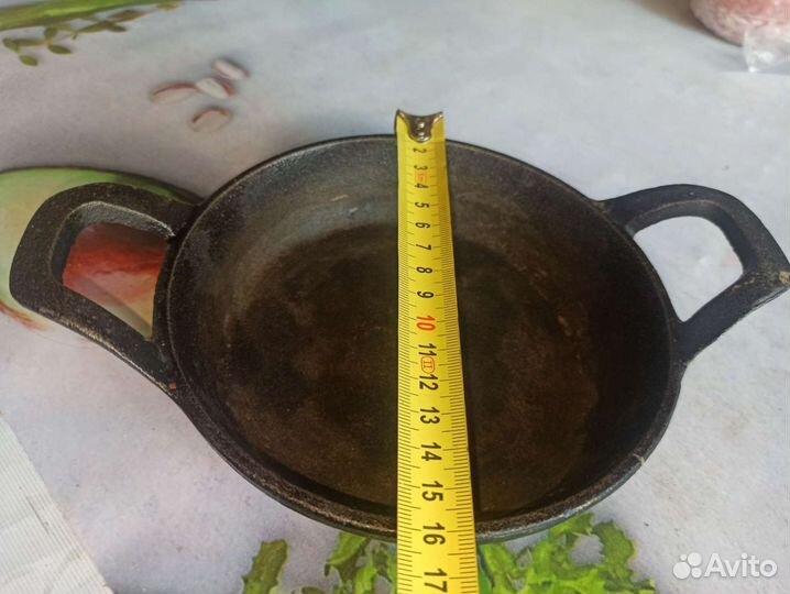 Чугунная сковородка для подачи блюд