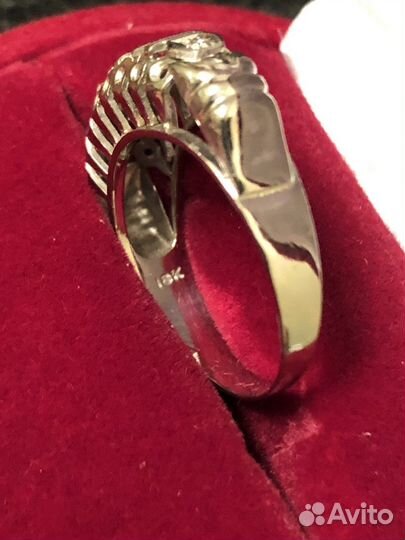 Золотое кольцо с бриллиантом
