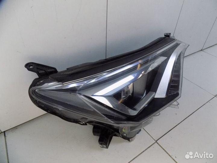 Фара правая Toyota RAV4