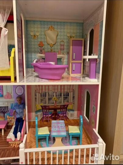 Большой кукольный домик с мебелью