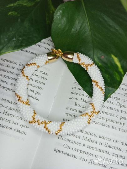 Украшения. Браслеты-жгуты из бисера