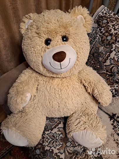 Большой плюшевый медведь
