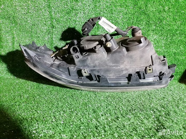 Фара правая 30648215 Volvo V70 SW