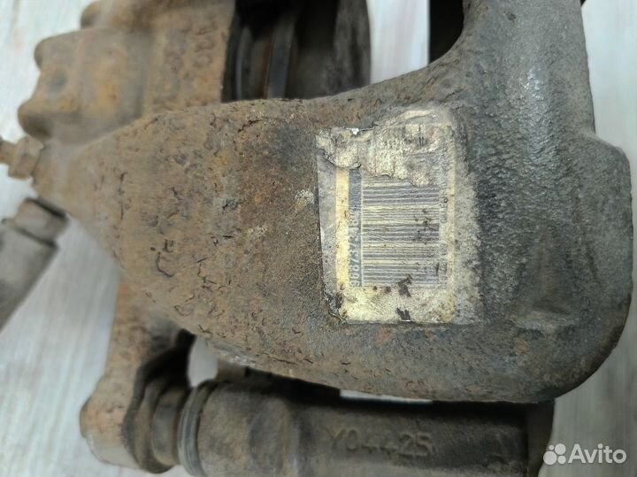 Суппорт передний правый Peugeot 308