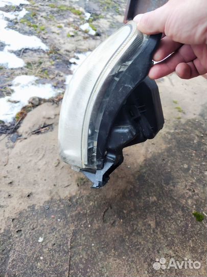 Фары на toyota avensis