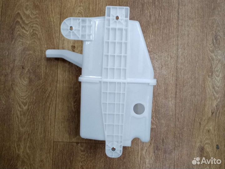 Продаю бачок стеклоочистителя