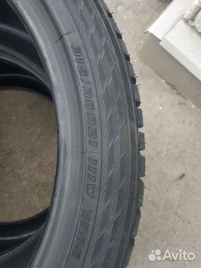 Yokohama BluEarth Winter V905 315/35 R21