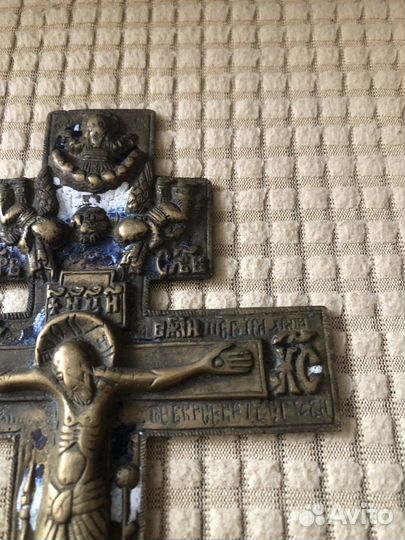 Старинное латунное распятие. Эмаль