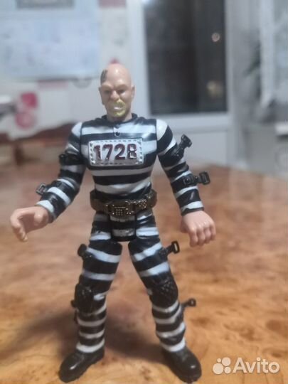 Фигурка заключённый полицейский