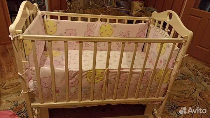 Детская кроватка с маятником