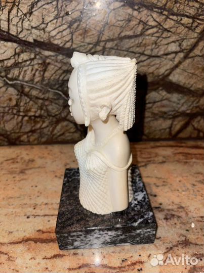 Бюст красивой африканки. Бивень