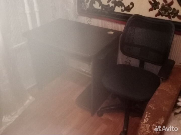 Офисный стул и компьютерный стол