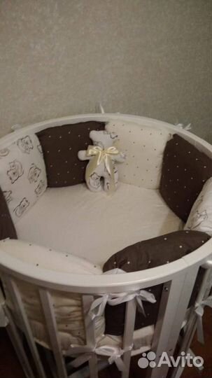 Детская кроватка с маятником