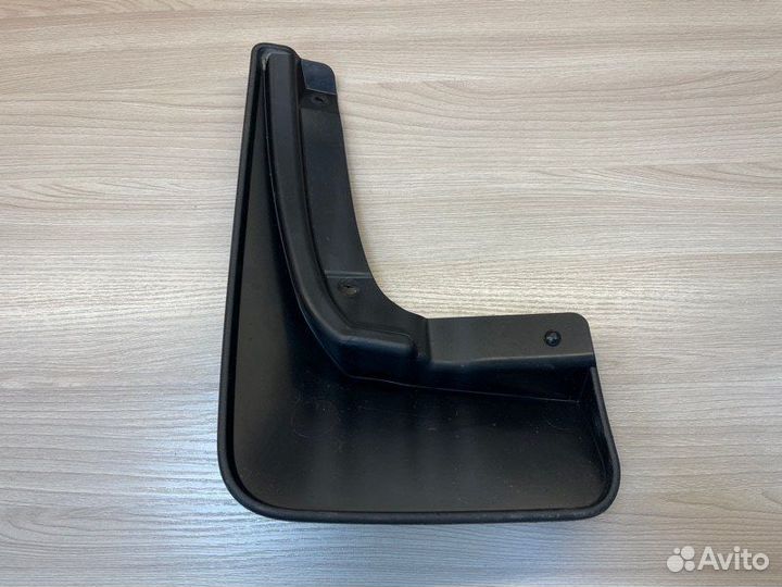 Брызговик задний правый Skoda Rapid