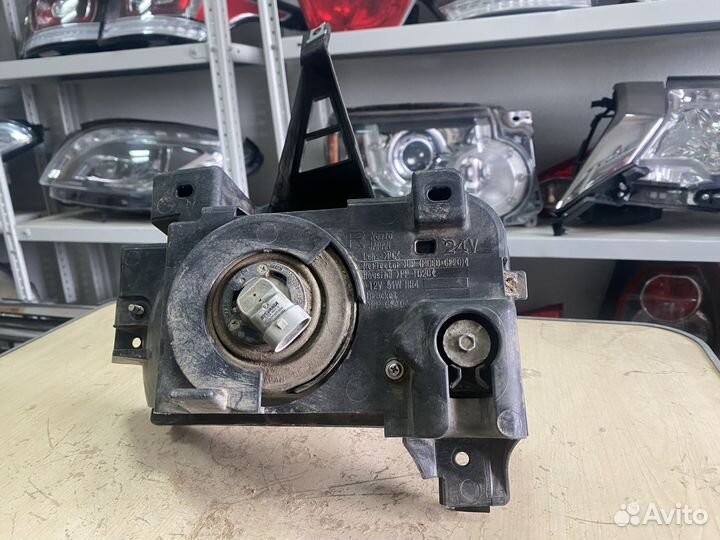 Правая противотуманка Toyota Land Cruiser 200