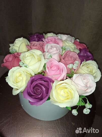 Букет из мыльных роз в шляпной коробке