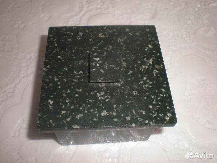 Шкатулка из камня змеевик