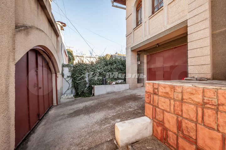 Коттедж 570 м² на участке 11 сот.