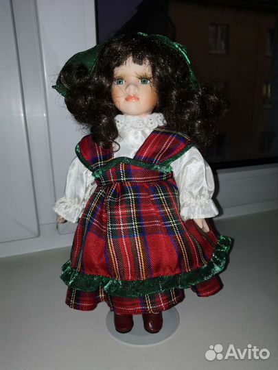 Кукла фарфоровая
