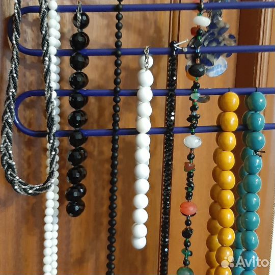 Бусы и другие украшения на шею