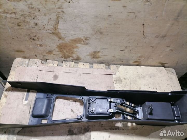 Подлокотник/ Консоль Nissan Avenir Salut