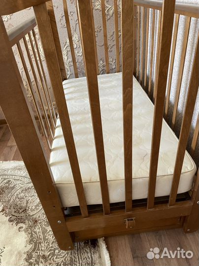 Детская кроватка с маятником и ящиком