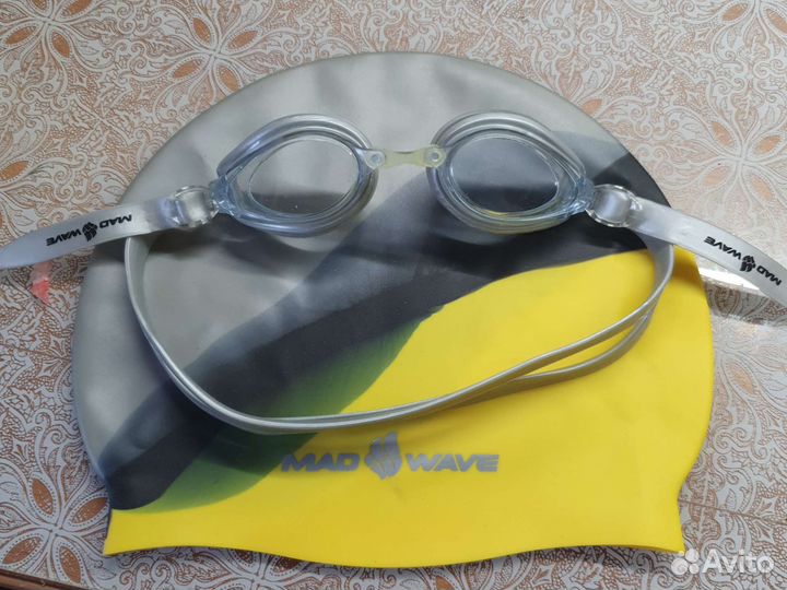 Очки и шапочка для плавания