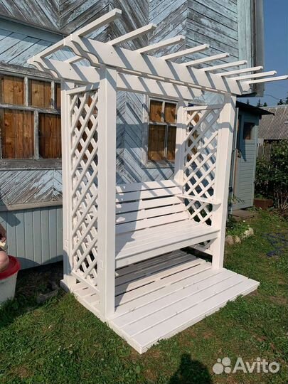 Пергола со скамейкой