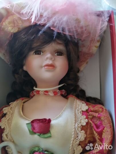 Кукла фарфоровая
