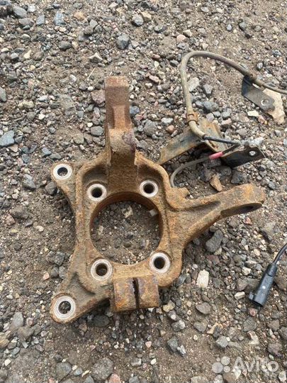 Кулак поворотный передний правый Mitsubishi