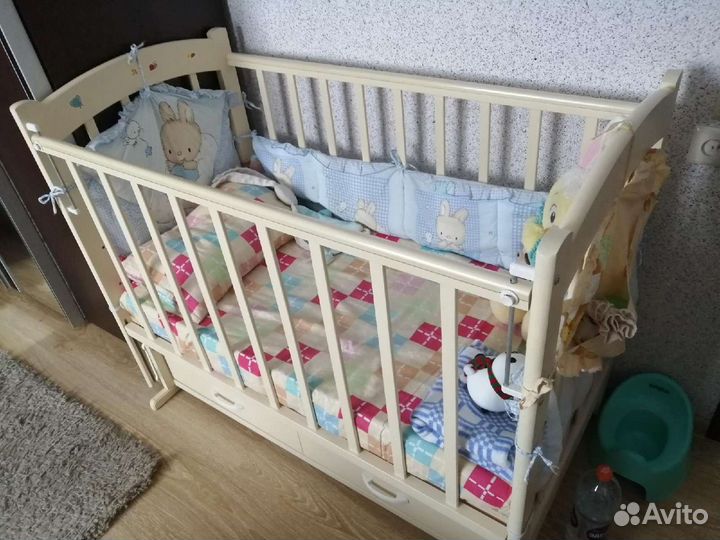 Кровать с поперечный маятником