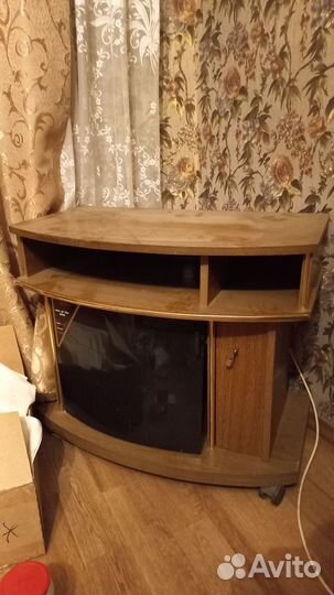 Продам столы и тумбочки б/у