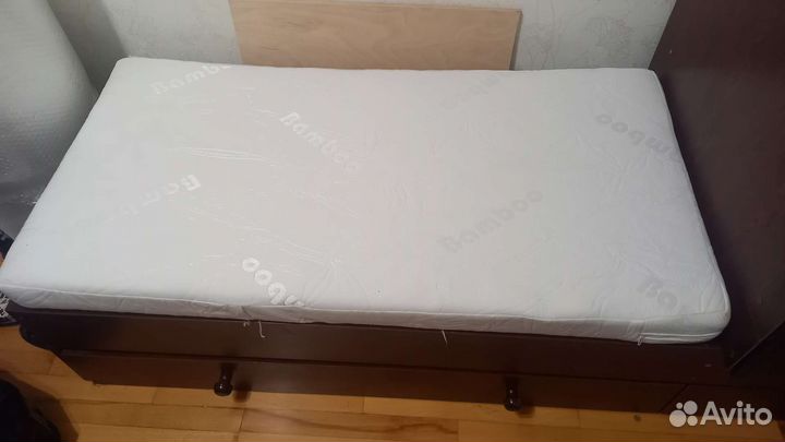 Детская кровать и комод с пелинальным столиком