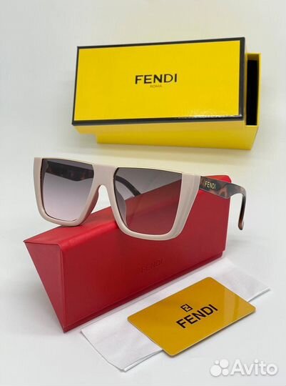 Солнцезащитные очки fendi