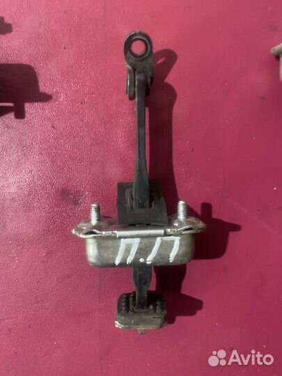 Ограничитель двери правая сторона Ssang Yong Kyron