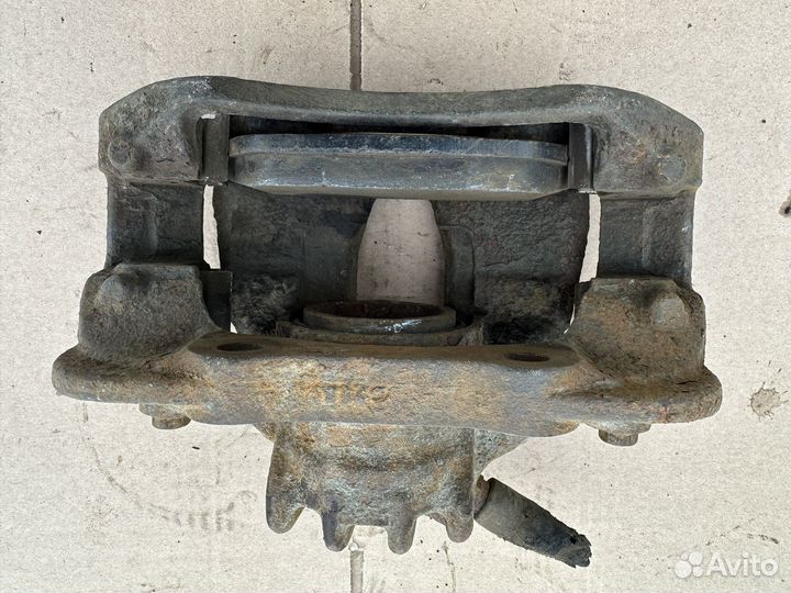 Суппорт передний правый Peugeot 3008