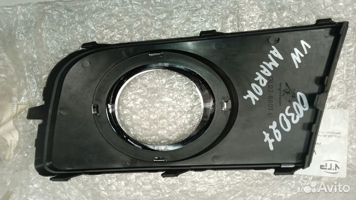 Накладка левая противотуманки Volkswagen Amarok