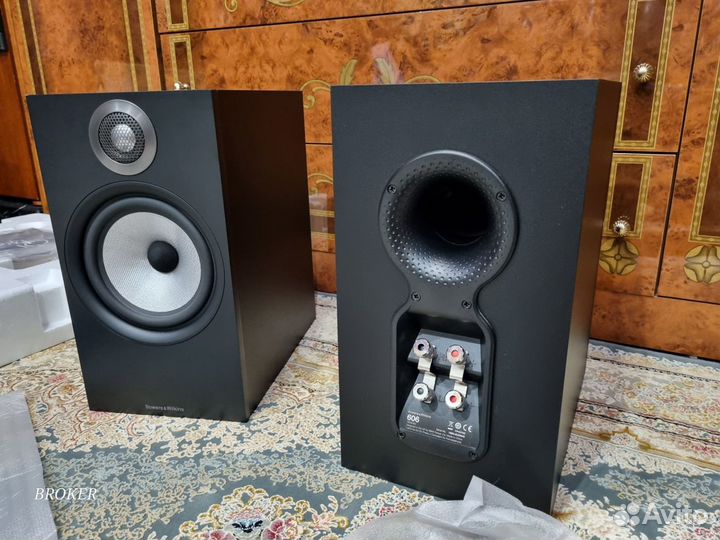 Акустика Bowers & Wilkins 606 в упаковке