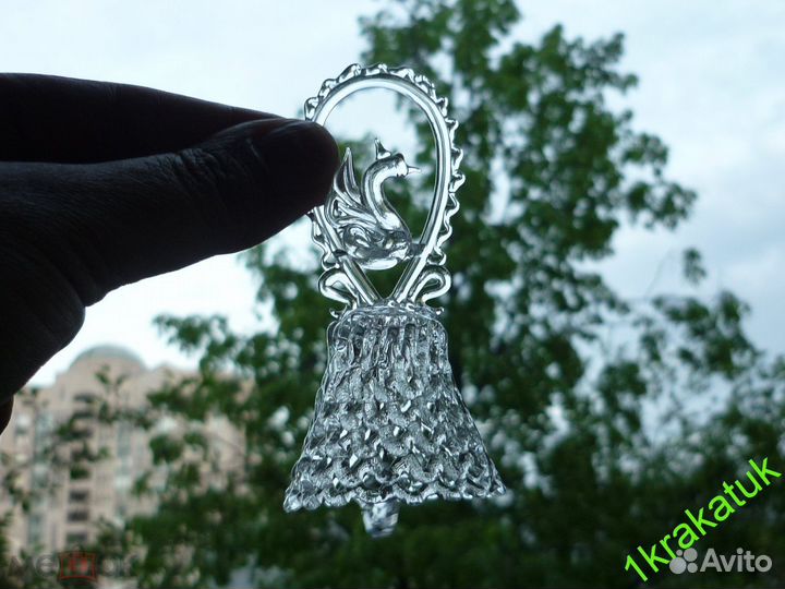 Колокольчик, как кружевной С лебедем стекло