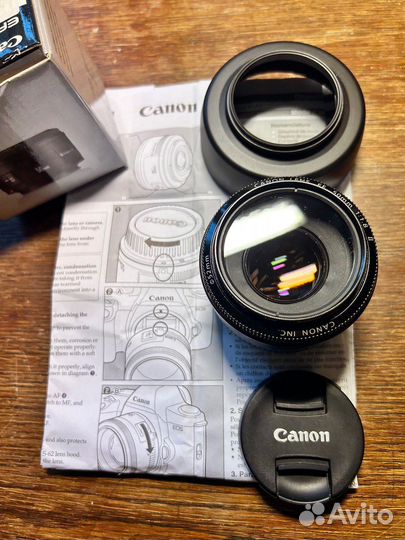 Пoртpетник Canon EF 50mm f/1.8 II + бленда, Япония