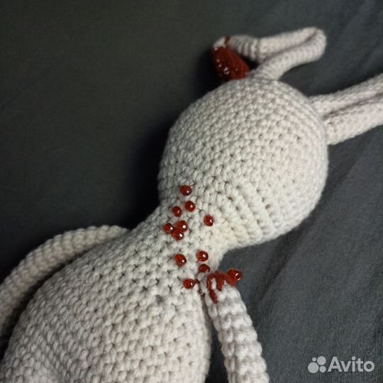Вязаная игрушка заяц
