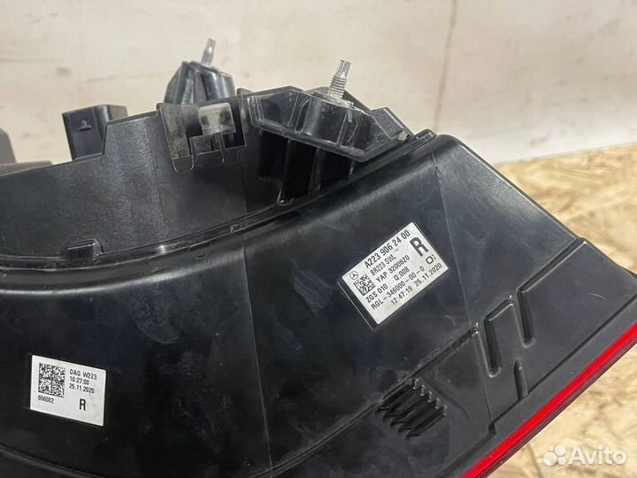 Фонарь правый Mercedes W223 A2239062400