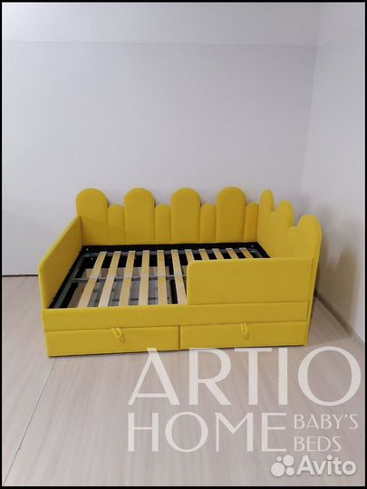 Детская кровать с мягкой спинкой