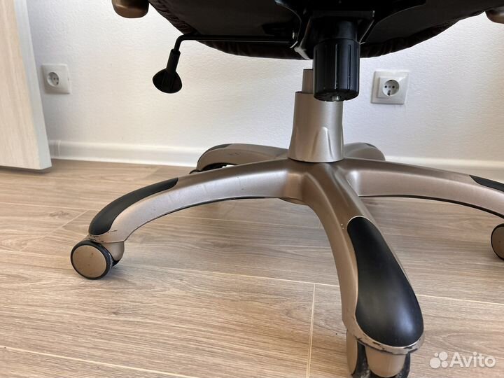 Офисное кожаное кресло бу