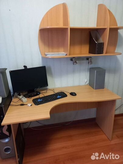 Компьютерный стол с полкой