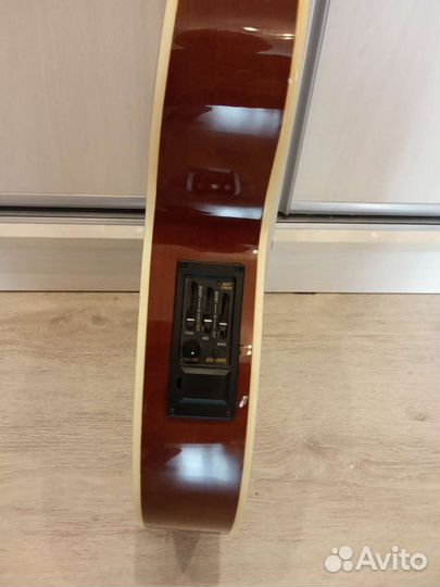 Электроакустическая гитара с футляром