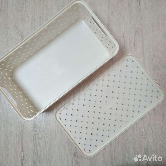 Две пластиковых корзины с крышками