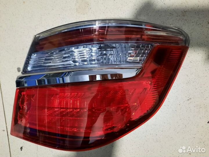 Фонарь наружный задний правый Toyota Camry V55